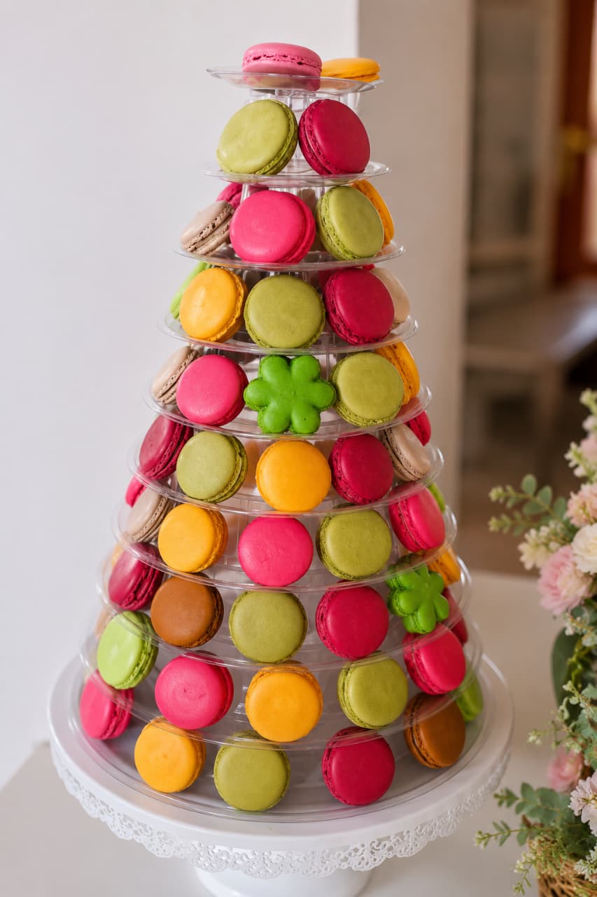Coffret de macarons assortis pour réception de mariage — Plaisirs Sucrés By Nathalie